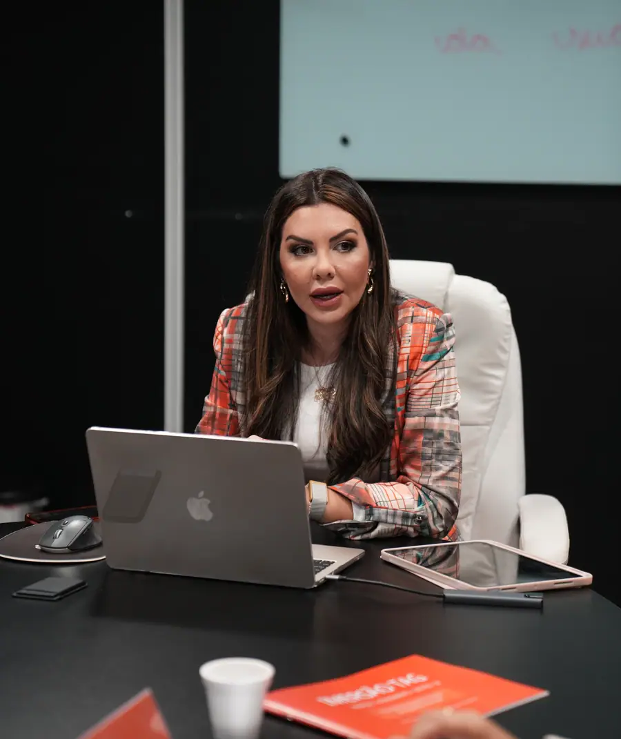 Daiane Elisa em mentoria na mesa redonda do escritório
