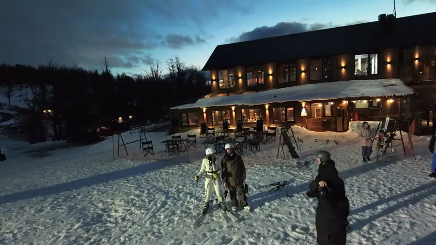 Hotel na neve ao entardecer, em Chapelco