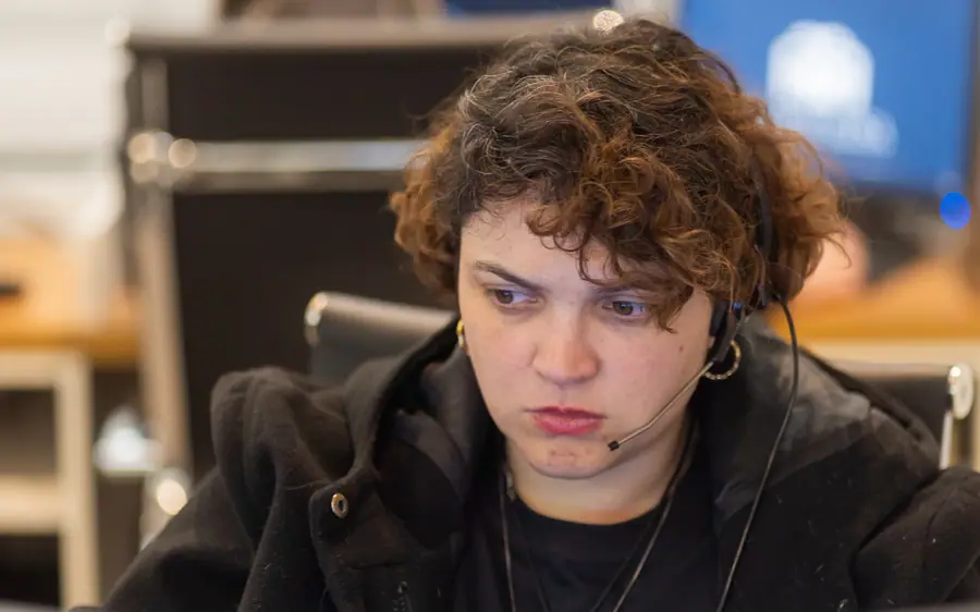 Joanne trabalhando na operação