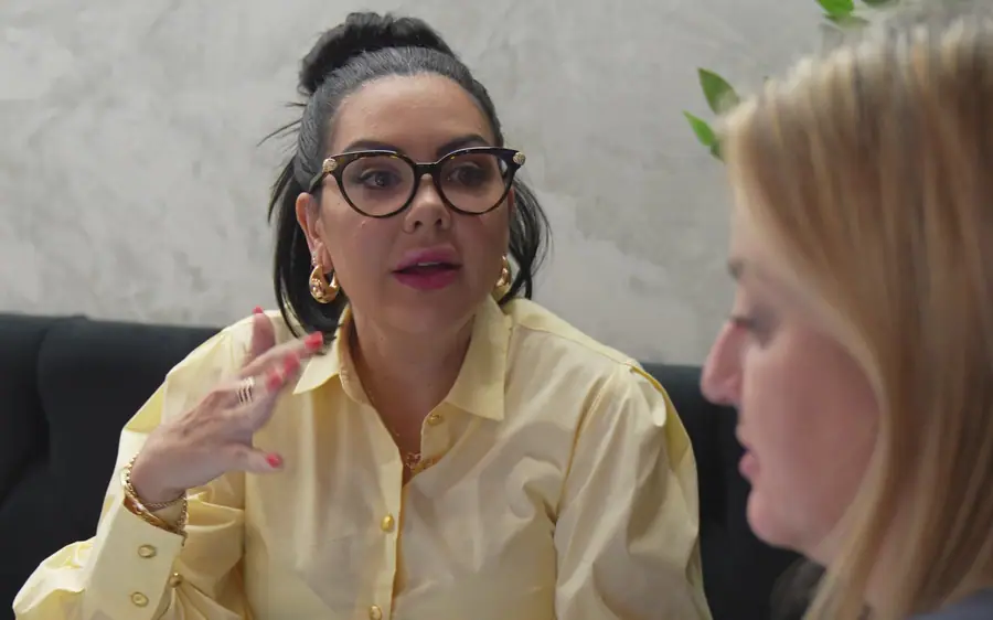 Daiane em análise à mesa com uma mentorada