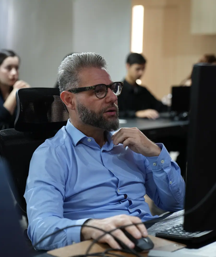 Vinicius Rodrigues trabalhando nos computadores do escritório